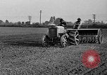 Standbild Ford Traktor gezogener Pflug United States USA, 1919, aus Sekunde 15 historischem Filmmaterial Videoclip 65675048697