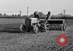 Standbild Ford Traktor gezogener Pflug United States USA, 1919, aus Sekunde 16 historischem Filmmaterial Videoclip 65675048697