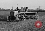 Standbild Ford Traktor gezogener Pflug United States USA, 1919, aus Sekunde 17 historischem Filmmaterial Videoclip 65675048697