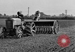 Standbild Ford Traktor gezogener Pflug United States USA, 1919, aus Sekunde 18 historischem Filmmaterial Videoclip 65675048697