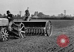 Standbild Ford Traktor gezogener Pflug United States USA, 1919, aus Sekunde 19 historischem Filmmaterial Videoclip 65675048697