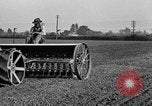 Standbild Ford Traktor gezogener Pflug United States USA, 1919, aus Sekunde 20 historischem Filmmaterial Videoclip 65675048697