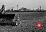 Standbild Ford Traktor gezogener Pflug United States USA, 1919, aus Sekunde 21 historischem Filmmaterial Videoclip 65675048697