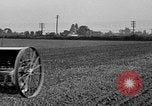Standbild Ford Traktor gezogener Pflug United States USA, 1919, aus Sekunde 22 historischem Filmmaterial Videoclip 65675048697