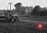 Standbild Ford Traktor gezogener Pflug United States USA, 1919, aus Sekunde 23 historischem Filmmaterial Videoclip 65675048697