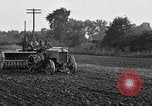 Standbild Ford Traktor gezogener Pflug United States USA, 1919, aus Sekunde 24 historischem Filmmaterial Videoclip 65675048697