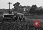 Standbild Ford Traktor gezogener Pflug United States USA, 1919, aus Sekunde 25 historischem Filmmaterial Videoclip 65675048697
