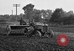 Standbild Ford Traktor gezogener Pflug United States USA, 1919, aus Sekunde 26 historischem Filmmaterial Videoclip 65675048697