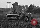 Standbild Ford Traktor gezogener Pflug United States USA, 1919, aus Sekunde 27 historischem Filmmaterial Videoclip 65675048697
