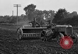 Standbild Ford Traktor gezogener Pflug United States USA, 1919, aus Sekunde 28 historischem Filmmaterial Videoclip 65675048697