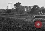 Standbild Ford Traktor gezogener Pflug United States USA, 1919, aus Sekunde 34 historischem Filmmaterial Videoclip 65675048697