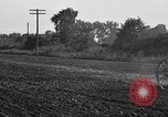 Standbild Ford Traktor gezogener Pflug United States USA, 1919, aus Sekunde 36 historischem Filmmaterial Videoclip 65675048697