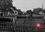 Standbild Ford Traktor gezogener Pflug United States USA, 1919, aus Sekunde 39 historischem Filmmaterial Videoclip 65675048697