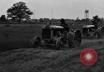 Immagine di Il trattore tracciata reaper United States USA, 1919, secondo 35 filmato di repertorio 65675048701