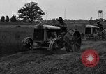Immagine di Il trattore tracciata reaper United States USA, 1919, secondo 36 filmato di repertorio 65675048701