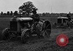 Immagine di Il trattore tracciata reaper United States USA, 1919, secondo 37 filmato di repertorio 65675048701