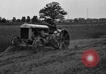 Immagine di Il trattore tracciata reaper United States USA, 1919, secondo 41 filmato di repertorio 65675048701
