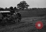 Immagine di Il trattore tracciata reaper United States USA, 1919, secondo 42 filmato di repertorio 65675048701