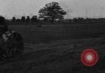 Immagine di Il trattore tracciata reaper United States USA, 1919, secondo 43 filmato di repertorio 65675048701