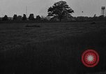 Immagine di Il trattore tracciata reaper United States USA, 1919, secondo 45 filmato di repertorio 65675048701