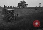 Immagine di Il trattore tracciata reaper United States USA, 1919, secondo 48 filmato di repertorio 65675048701