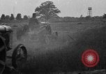 Immagine di Il trattore tracciata reaper United States USA, 1919, secondo 50 filmato di repertorio 65675048701