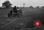 Immagine di Il trattore tracciata reaper United States USA, 1919, secondo 55 filmato di repertorio 65675048701