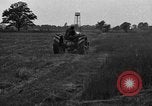 Immagine di Il trattore tracciata reaper United States USA, 1919, secondo 58 filmato di repertorio 65675048701