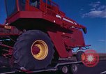 Immagine di Reaper in un campo United States USA, 1975, secondo 3 filmato di repertorio 65675048716