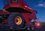 Immagine di Reaper in un campo United States USA, 1975, secondo 4 filmato di repertorio 65675048716