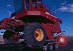 Immagine di Reaper in un campo United States USA, 1975, secondo 5 filmato di repertorio 65675048716