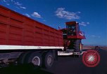 Immagine di Reaper in un campo United States USA, 1975, secondo 9 filmato di repertorio 65675048716