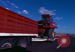 Immagine di Reaper in un campo United States USA, 1975, secondo 10 filmato di repertorio 65675048716