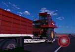 Immagine di Reaper in un campo United States USA, 1975, secondo 11 filmato di repertorio 65675048716