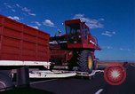 Immagine di Reaper in un campo United States USA, 1975, secondo 12 filmato di repertorio 65675048716