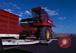 Immagine di Reaper in un campo United States USA, 1975, secondo 14 filmato di repertorio 65675048716