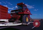 Immagine di Reaper in un campo United States USA, 1975, secondo 15 filmato di repertorio 65675048716