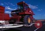 Immagine di Reaper in un campo United States USA, 1975, secondo 16 filmato di repertorio 65675048716