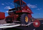 Immagine di Reaper in un campo United States USA, 1975, secondo 17 filmato di repertorio 65675048716