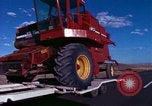 Immagine di Reaper in un campo United States USA, 1975, secondo 18 filmato di repertorio 65675048716