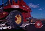Immagine di Reaper in un campo United States USA, 1975, secondo 19 filmato di repertorio 65675048716