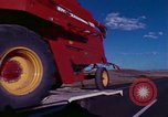 Immagine di Reaper in un campo United States USA, 1975, secondo 20 filmato di repertorio 65675048716