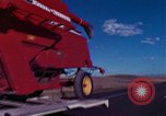Immagine di Reaper in un campo United States USA, 1975, secondo 21 filmato di repertorio 65675048716