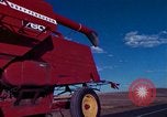 Immagine di Reaper in un campo United States USA, 1975, secondo 22 filmato di repertorio 65675048716
