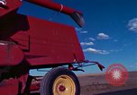 Immagine di Reaper in un campo United States USA, 1975, secondo 23 filmato di repertorio 65675048716