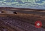 Immagine di Reaper in un campo United States USA, 1975, secondo 24 filmato di repertorio 65675048716