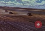 Immagine di Reaper in un campo United States USA, 1975, secondo 25 filmato di repertorio 65675048716