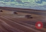Immagine di Reaper in un campo United States USA, 1975, secondo 26 filmato di repertorio 65675048716