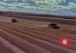 Immagine di Reaper in un campo United States USA, 1975, secondo 27 filmato di repertorio 65675048716