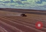Immagine di Reaper in un campo United States USA, 1975, secondo 28 filmato di repertorio 65675048716